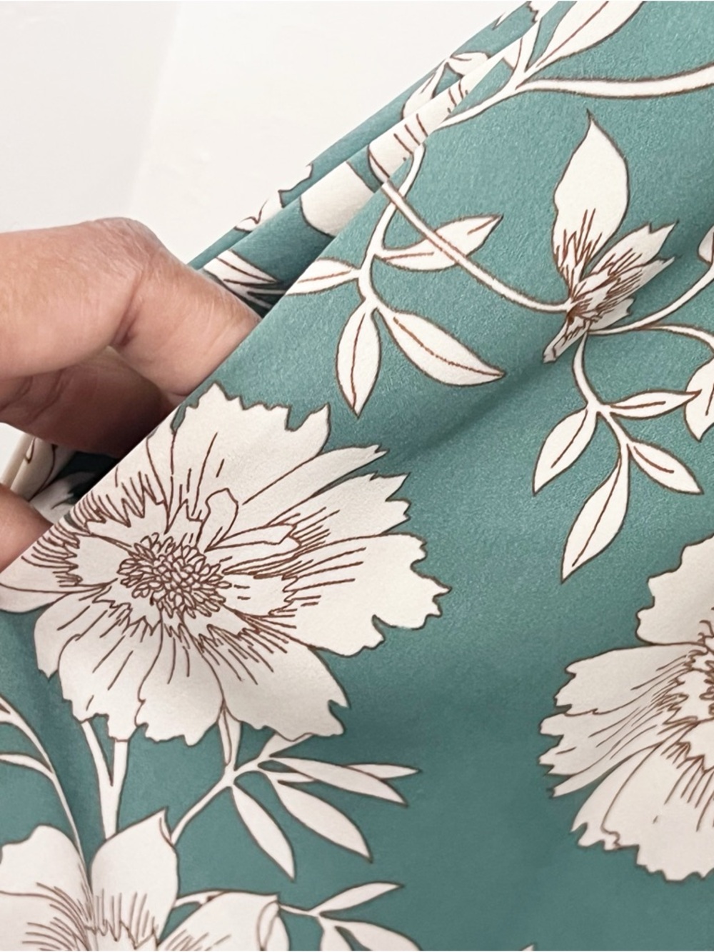 EUC Gal Meets Glam Collection Shannon Pleat Neck Floral Maxi Dress - Picture 9 of 12